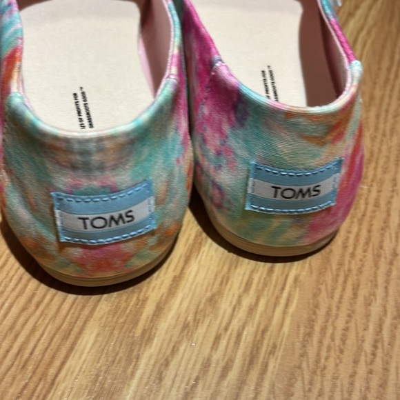 Tom’s shoes, new with tag. size 8 tie-dye - Picture 2 of 3